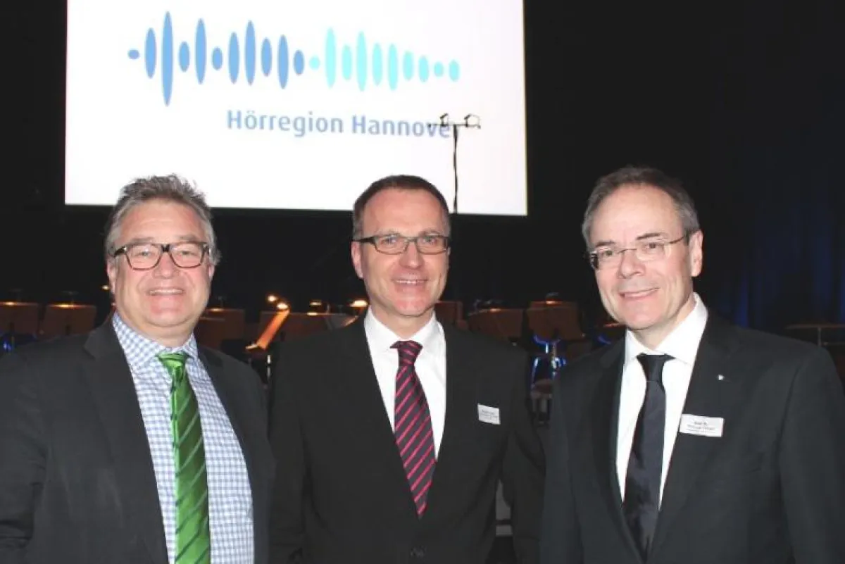 Regionspräsident Hauke Jagau, Frederec Lau und Prof. Thomas Lennarz, v. li. n. re. (Fotos: Cochlear)