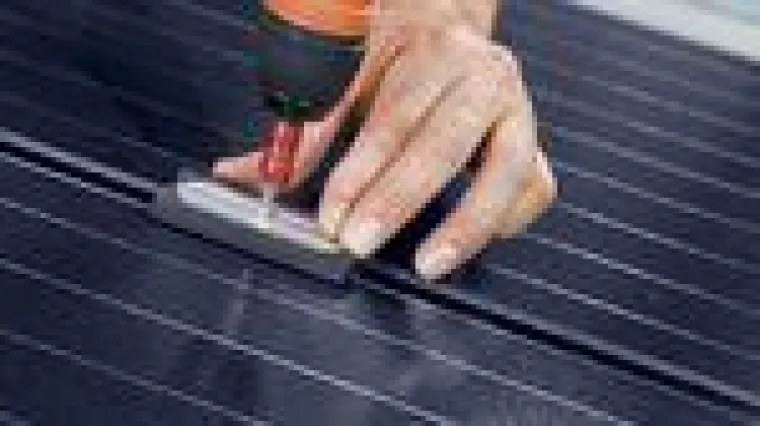 Bild: Solarmodule gut getarnt mit Klemmsystem von Rheinzink