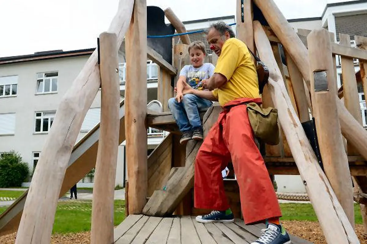 Fabian und Klinik-Clown August erkunden den neuen Kletterturm.