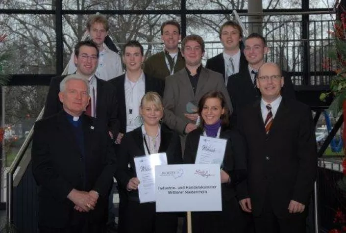 Top-Azubis vom Niederrhein: Ehrenurkunde und Glastrophäe Bild: Top-Azubis vom Niederrhein: Ehrenurkunde und Glastrophäe