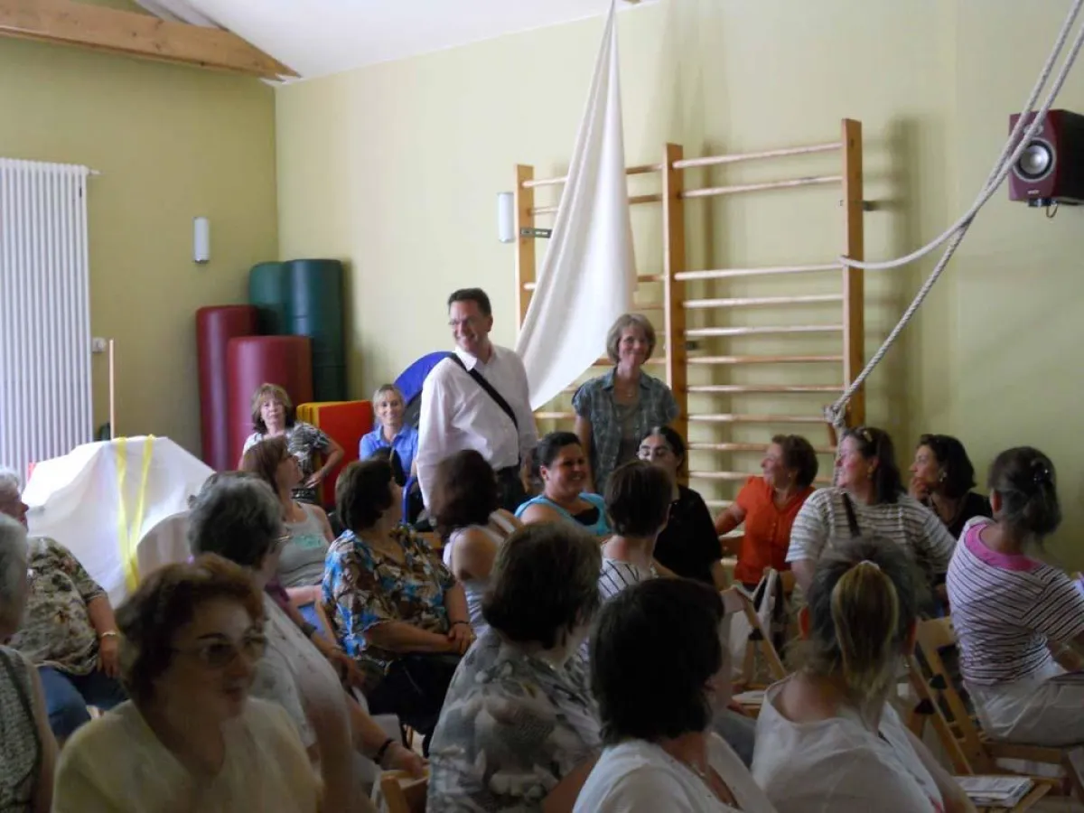 Blick in die Gymnastikhalle des Mehrgenerationenhauses zu Beginn der Veranstaltung der Osteoporose KnackPunkt Tage .