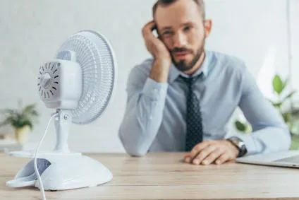 Bild: Krawattenpflicht bei 30 Grad?