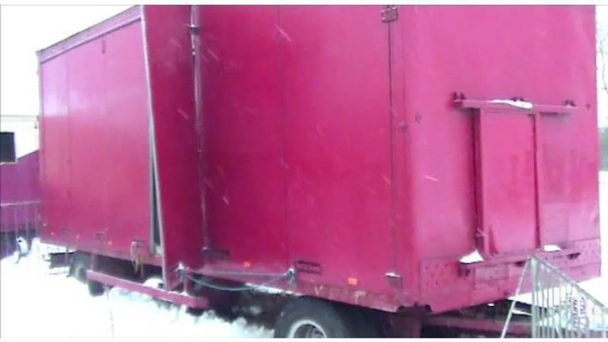 In diesem Zirkuswagen leiden sechs Braunbären (C) VIER PFOTEN