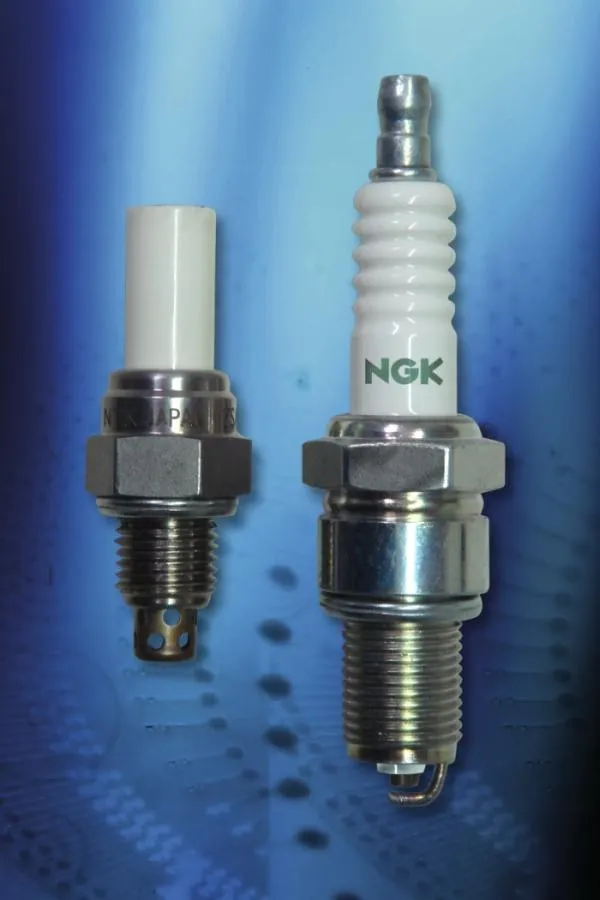 Die wohl kleinste Lambdasonde der Welt (links) neben einer Zündkerze von NGK.