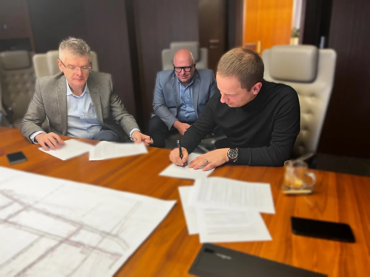 Vertragsunterzeichnung in Prag, Tschechien v. l. n. r. Štefan Krāľ CEO und Vorstandsmitglied JN infr (© goodmen energy GmbH)