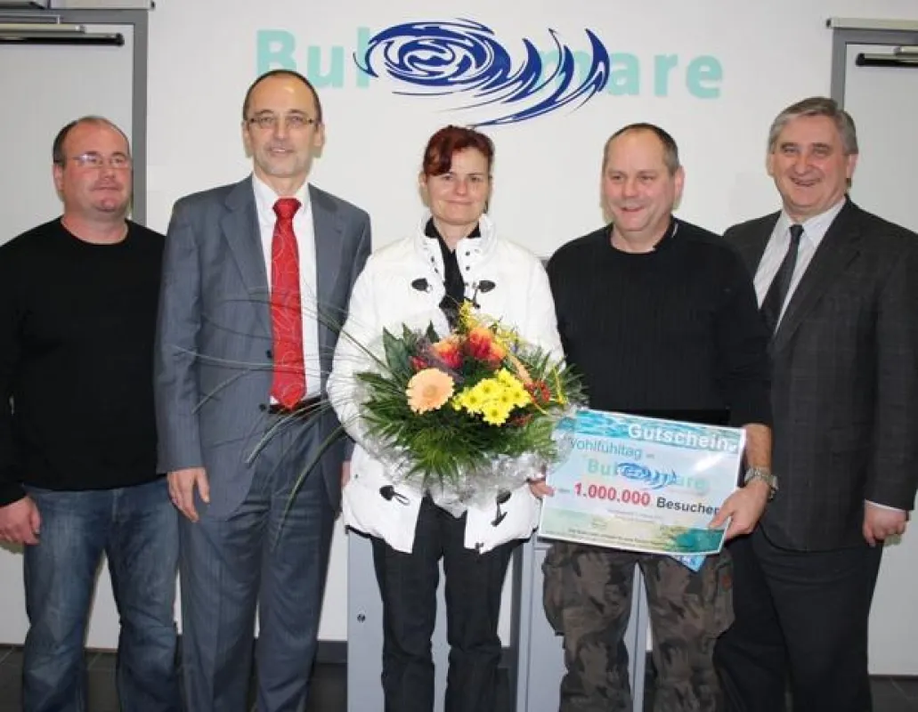 Anita Schneider (Mitte) ist die millionste Besucherin des Wohlfühlbads Bulmare in Burglengenfeld. Ihr gratulieren (v.li.) Betriebsleiter Reiner Beck, Geschäftsführer Friedrich Gluth, Ehemann Reinhard