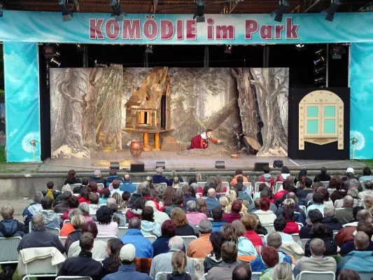 Dresden: Sommertheater "KOMÖDIE im Park" erfolgreich beendet - 3000 Gäste amüsierten sich im Großen Garten Bild: Dresden: Sommertheater "KOMÖDIE im Park" erfolgreich beendet - 3000 Gäste amüsierten sich im Großen Garten