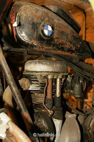 Bild: Bemooste Zweiradträume der 50er Jahre entdeckt