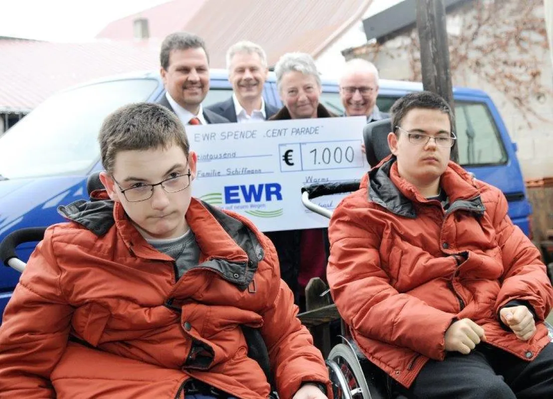 EWR-Mitarbeiter und Vorstand spenden für Familie Schiffmann aus Appenheim.
