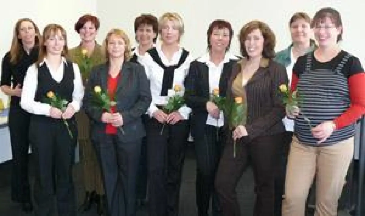Die erfolgreichen Absolventinnen (v.l.n.r.): Stephanie Gerlach, Jennifer Andresen, Birgit Junker, Sabine Hein, Rita Petersen, Silke Petscheitis, Angelique Gohr, Janina Plähn, Constanze Wilhelm, Kathri