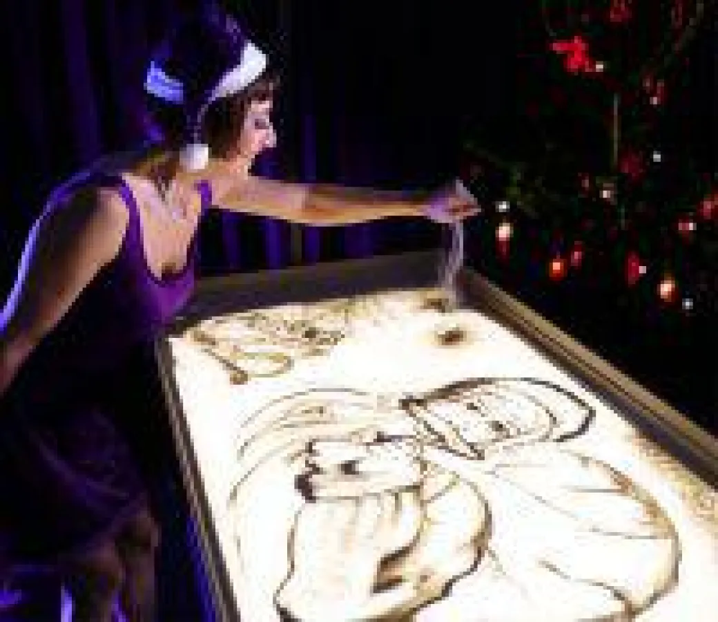 Künstlerin Sabrina mit Sandmalerei Show auf Weichnachtsfeier