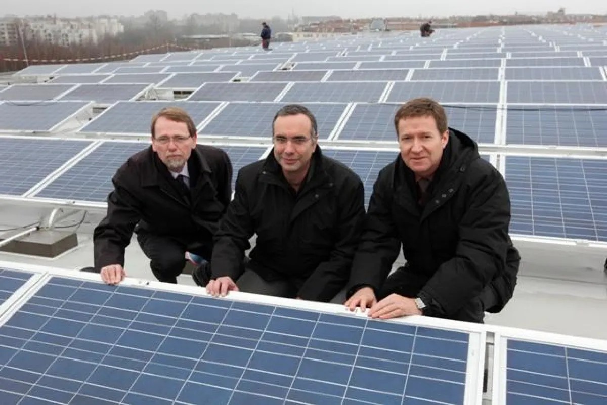 Wirtschaftssenator Harald Wolf (m.), links Staatssekretär Thomas Härtel, rechts Michael Geißler, Geschäftsführer der BEA, die die Photovoltaikanlage errichtet und betreibt