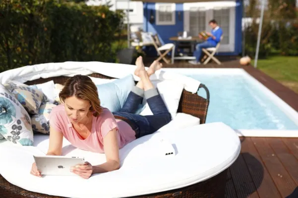 Bild: WLAN im Garten - devolo verlängert das Heimnetz bis zum Pool und Grill