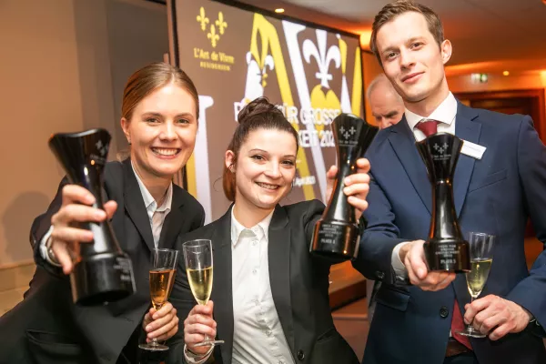 Bild: Vanessa Lieser ist Siegerin des Service-Wettbewerbs am 17. April in Berlin: PREIS FÜR GROSSE GASTLICHKEIT 2023