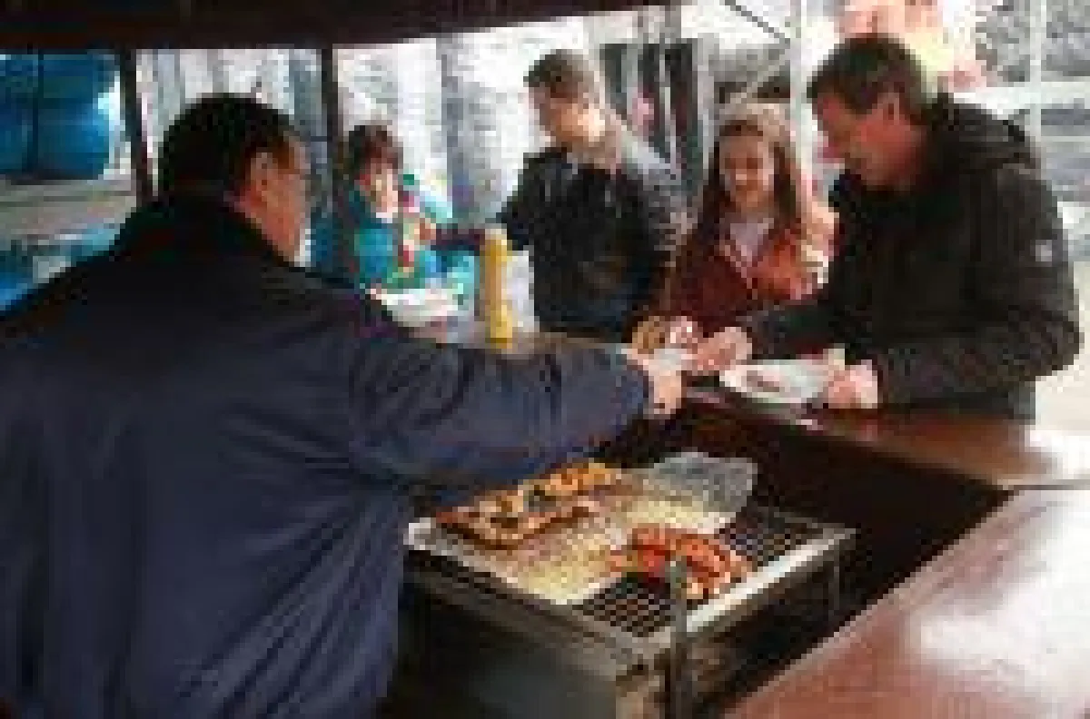 Grillbuffet der JET-Gruppe in Minden: Hier konnten sich DWB-Mitarbeiter und Gäste des Fachhändlers bedienen. Foto: JET-Gruppe.