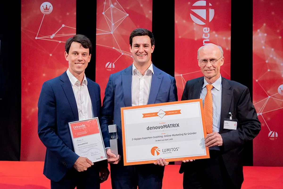 Dr. Richard Wetzel und Dejan Hušman (denovoMATRIX) mit Dr. Michael Schreiber (LUMITOS) (von links)