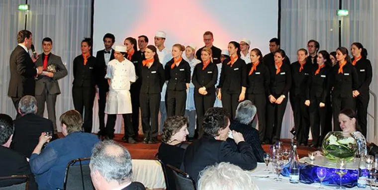 Bild: GALA DER BESONDEREN ART IM HOTEL PULLMAN STUTTGART FONTANA: EIN ABEND DER AZUBIS FÜR IHRE ELTERN UND LEHRER