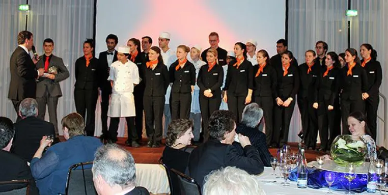 GALA DER BESONDEREN ART IM HOTEL PULLMAN STUTTGART FONTANA: EIN ABEND DER AZUBIS FÜR IHRE ELTERN UND LEHRER Bild: GALA DER BESONDEREN ART IM HOTEL PULLMAN STUTTGART FONTANA: EIN ABEND DER AZUBIS FÜR IHRE ELTERN UND LEHRER