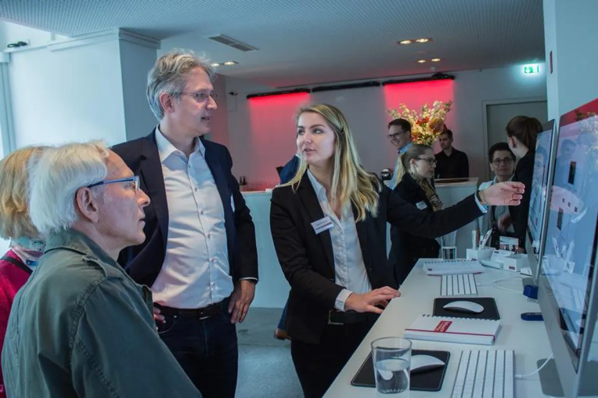 ReSound Innovations-Tour – individuelle Information an „Innovations-Stationen“ (Foto: ReSound)
