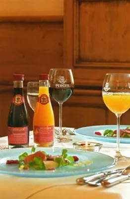 Bild: Kulinarischer Dreiklang - Gutes Essen, Wein und korrespondierender Saft – ein Geschmackserlebnis