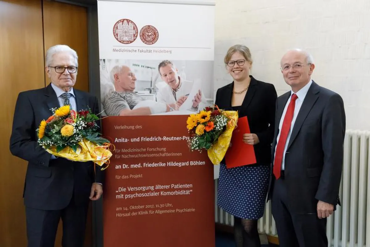 Prof. Dr. Friedrich Reutner (links) und Prof. Dr. Wolfgang Herzog (rechts) überreichten Dr. Friederike H. Böhlen den Anita- und Friedrich-Reutner-Preis für Nachwuchswissenschaftlerinnen. (Universitäts