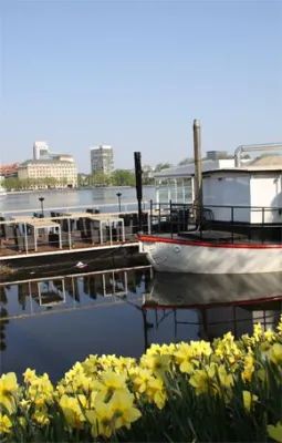 Bild: LOKALGOLD ändert Namen für ehemaligen Alsterdampfer auf der Binnenalster in Hamburg
