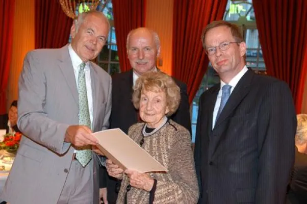 Bild: Ilse Pohl, Aufsichtsratsvorsitzende der Frankfurter Verlagsgruppe, erhält Ehrenpreis der Robert Bosch Stiftung