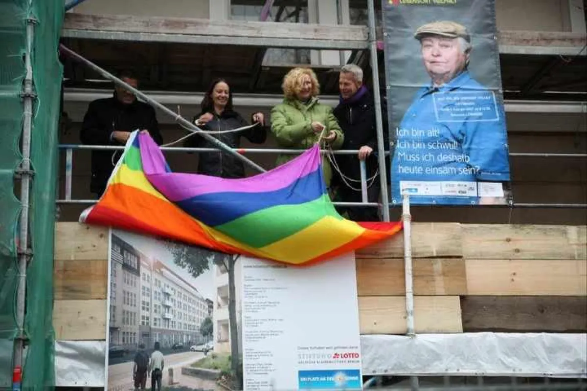 Rainer-Maria Fritsch, Martina Schmiedhofer, Gabi Decker und Marcel de Groot beim enthüllen des Bauschildes