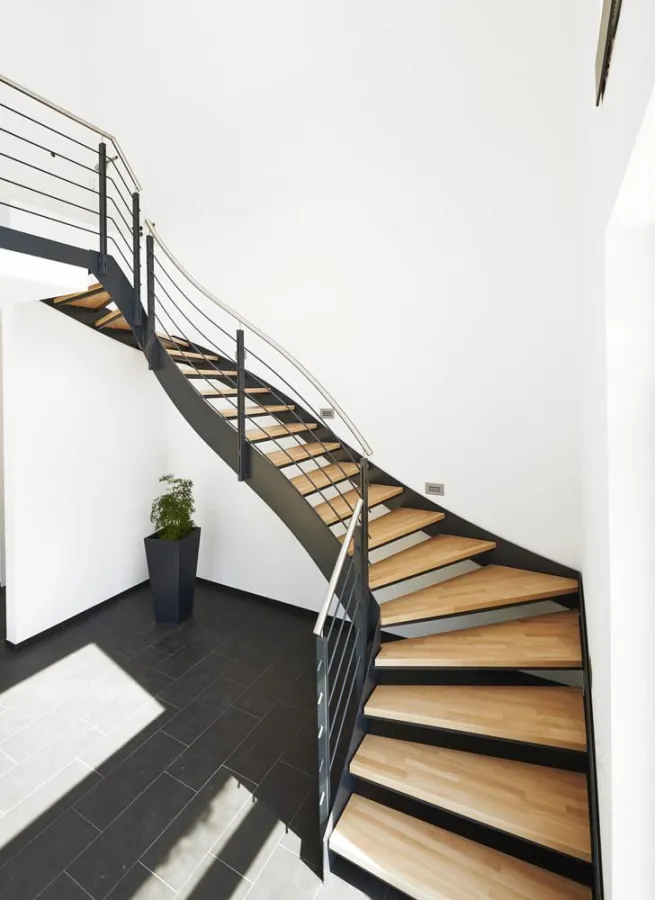 Wangentreppe aus Flachstahl, Stufen in Eiche massiv  Foto: Fuchs-Treppen, www.fuchs-treppen.de