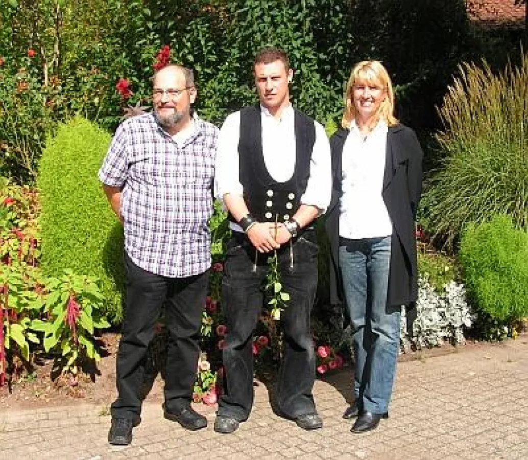 Zimmerer Marco Gellesch (Bildmitte) mit Ausbilder Bernhard Schmid und Sozialbegleiterin Elke Gebbiken (Bild: wort.laut).