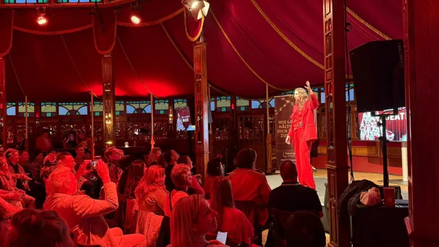 Bild: Beate Glöser begeistert mit motivierender Keynote beim Find Your Flow Festival