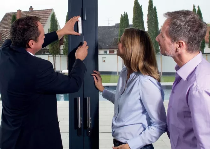 Bild: Neues DAITEM Deko-Cover „individuell“ macht Kontaktsender an Fenstern und Türen unsichtbar!