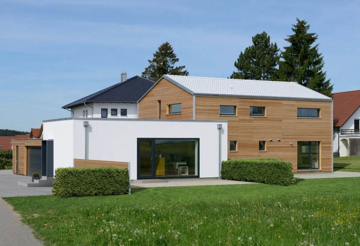 Ein weißes Klimaschutz-Dach sorgt für heiße Diskussionen