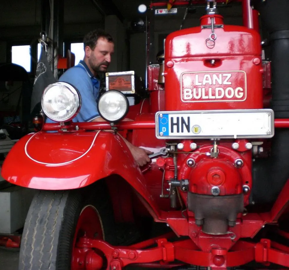Bernd Dietrich arbeitet gerne an Lanz Glühkopf Bulldogs