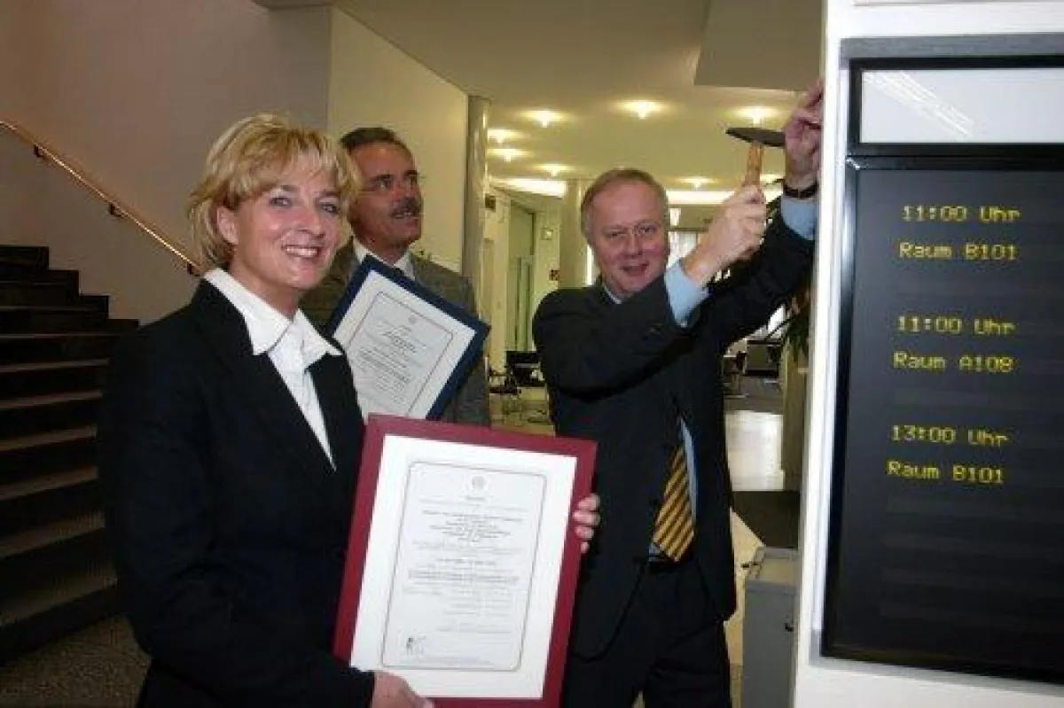 Zwei Urkunden für die IHK: Hauptgeschäftsführer Dr. Dieter Porschen (rechts im Bild) hängte die Zertifikate gemeinsam mit Wolfgang Fleuth (Leiter Zentrale Dienste) und Elke Hohmann (Qualitätsmanagemen