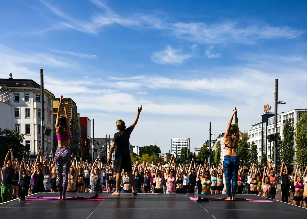 Yoga auf dem Spielbudenplatz (© YogaGoesReeperbahn)