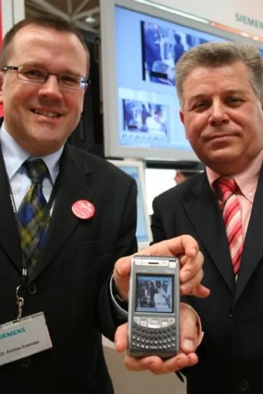 Leitstelle für die Hosentasche: Dr. Andreas Brielmaier (Siemens, l.) und Ralf Schwirzheim (Syntron) zeigen auf der CeBIT Ihre kompakte Video-Überwachungs Lösung.
