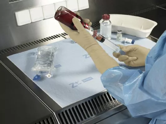 Bild: Neuer Schutzhandschuh für den sicheren Umgang mit Zytostatika und und biologische Arbeitsstoffe (z.B. Viren)