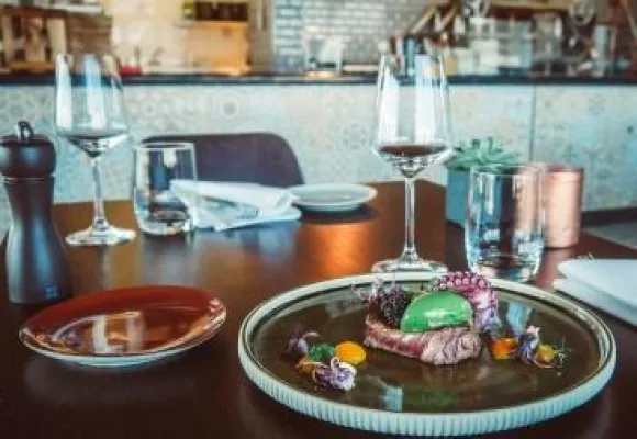 Bild: Kreative Grillküche - Das ARBOREA Marina Resort Neustadt bietet regionale Köstlichkeiten