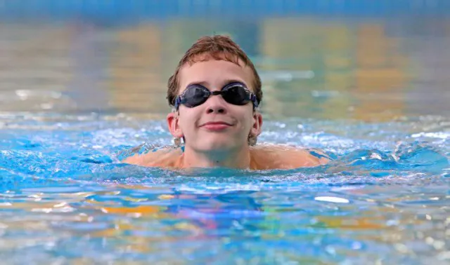 Erfahrungen mit der weltweit ersten wasserdichten CI-Lösung, die hinter dem Ohr getragen wird Bild: Erfahrungen mit der weltweit ersten wasserdichten CI-Lösung, die hinter dem Ohr getragen wird