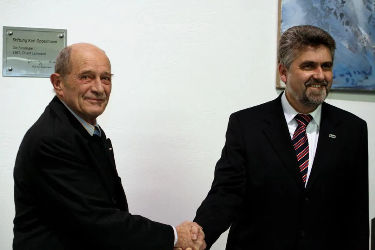 Mit großer Freude besiegelten Hochschul-Rektor Prof. Dr. Armin Willingmann und Prof. Karl Oppermann die Eröffnung der „Stiftung Karl Oppermann“ an der Hochschule Harz