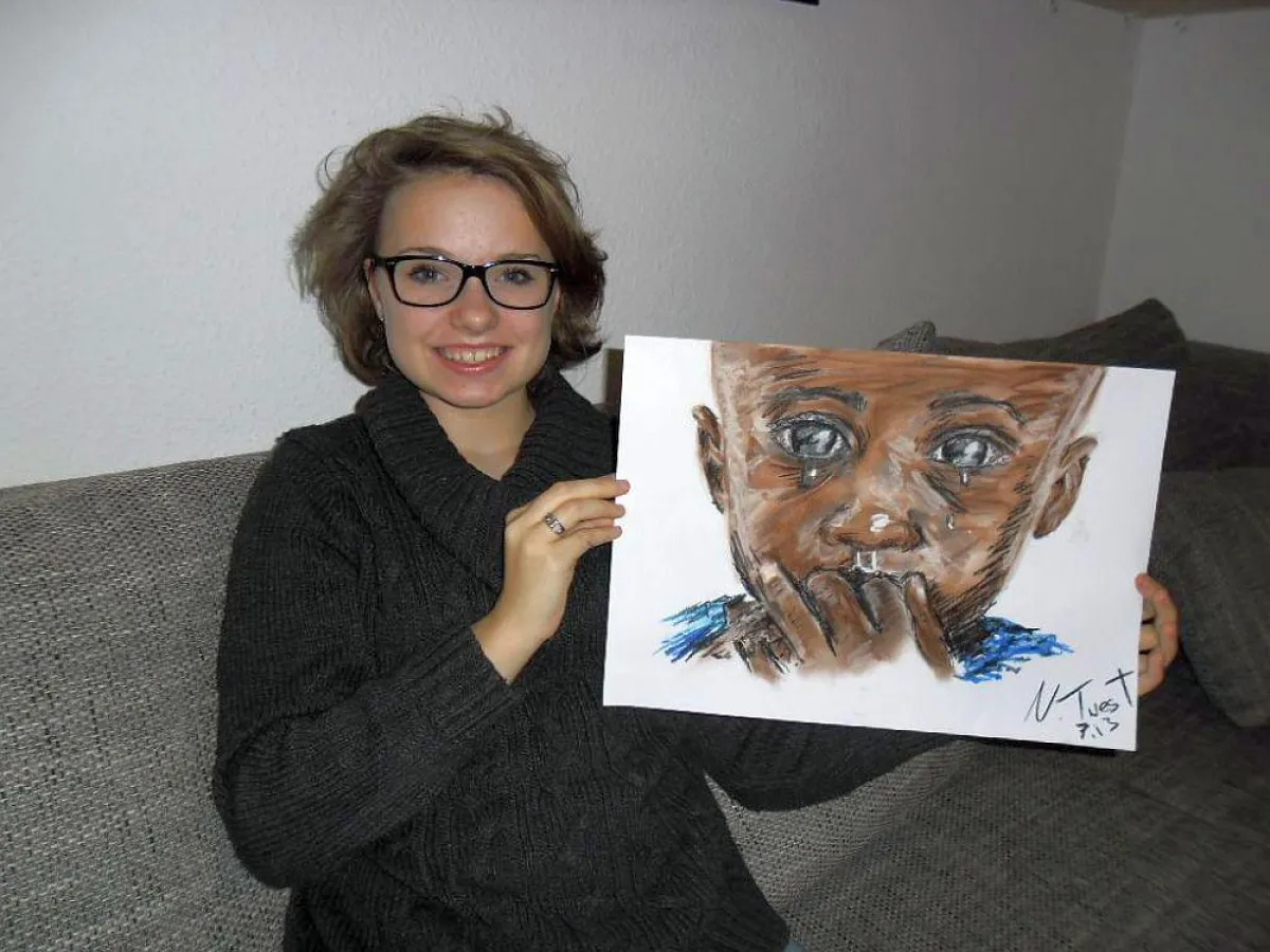 Die erst 14-jährige Nora mit einem ihrer Bilder