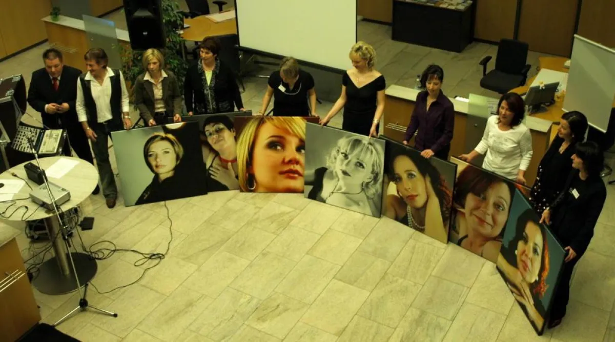 Modelle präsentieren Ihre Bildwerke 