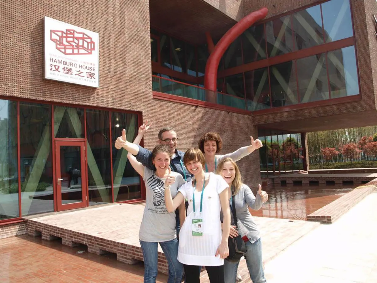 Das Kontrapunkt-Team vor dem Hamburg House in Shanghai