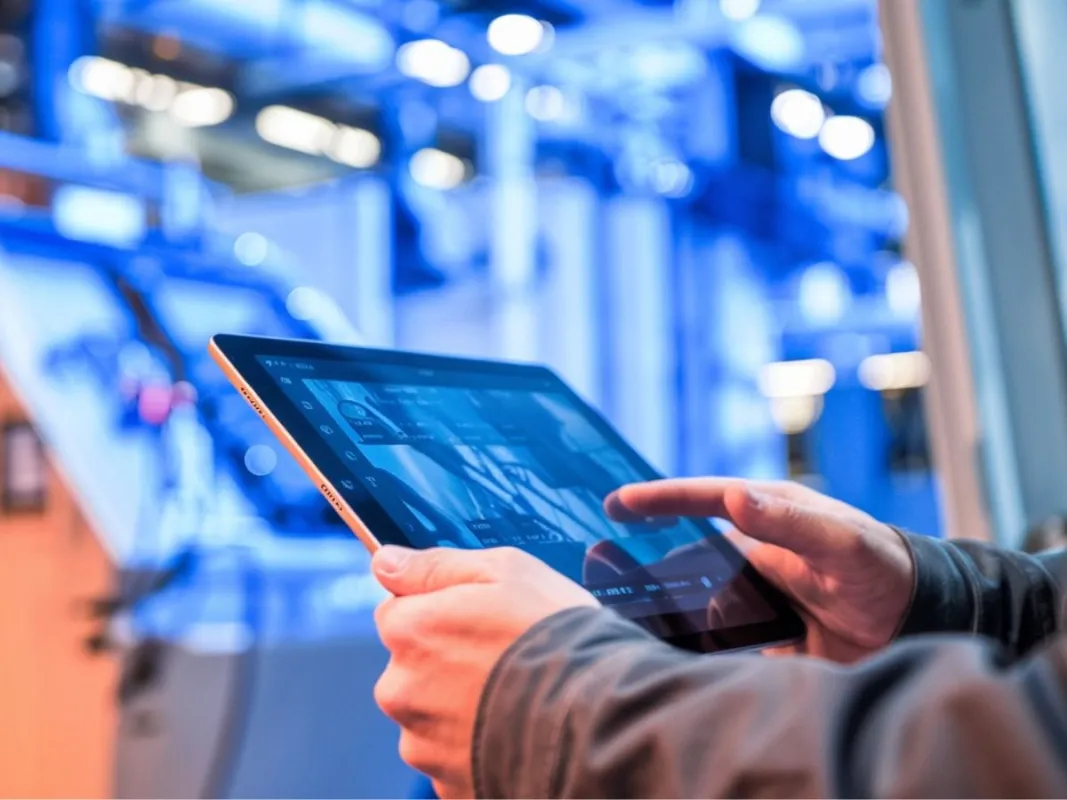 Remote Visual Support ermöglicht technische Unterstützung direkt am Einsatzort - moderne Tablets und (© tele-LOOK/Solutiness GmbH)