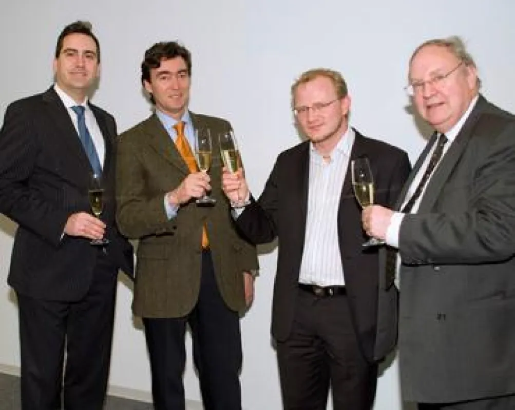 Key-Systems und BIP Investment Partners stoßen auf eine gewinnbringende Zusam-menarbeit an. Von links nach rechts: Micha-el Riedl (IM, BIP), Marc Faber (GM, BIP), Alexander Siffrin (GF,Key-Systems), H