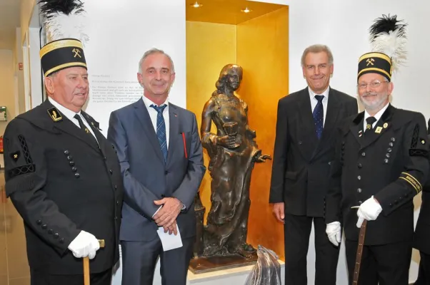 Bild: Bronzestatue der Heiligen Barbara an neuem Standort feierlich enthüllt