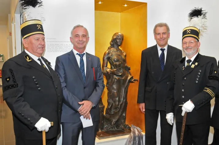 Bild: Bronzestatue der Heiligen Barbara an neuem Standort feierlich enthüllt