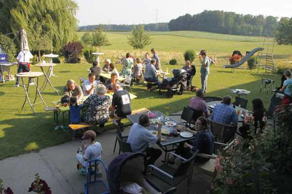 Fröhlicher Austausch beim Fest für Pflegefamilien der Stiftung Liebenau.