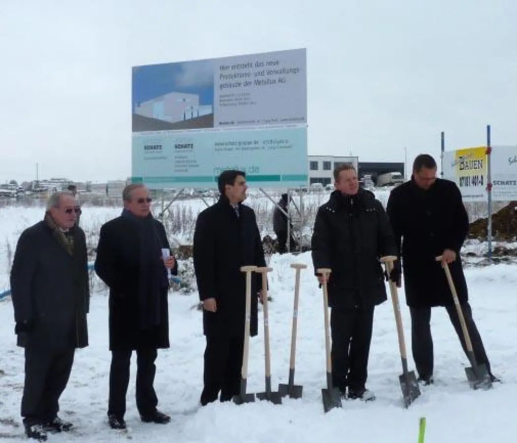 Der ersten Spatenstich von links: Ulrich Schatz (Schatz-Gruppe), Arnulf Oberascher, Jürgen Kiesl, Andreas Oberascher, A. Karaus